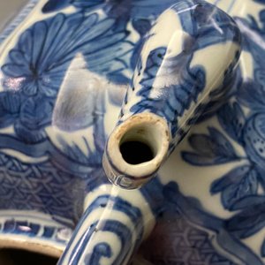 A Chinese blue and white wine ewer with figures, Wanli — 照片 10