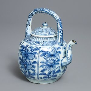 A Chinese blue and white wine ewer with flowers, Wanli — 照片 1