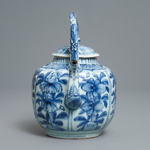 A Chinese blue and white wine ewer with flowers, Wanli — 照片 3