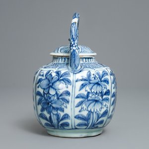 A Chinese blue and white wine ewer with flowers, Wanli — 照片 5