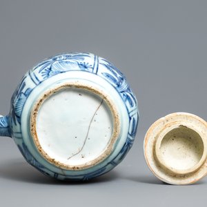 A Chinese blue and white wine ewer with flowers, Wanli — 照片 6