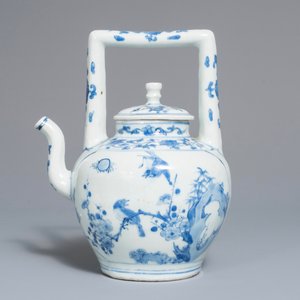 A Chinese blue and white wine jug and cover with fine design of birds and prunus branches, Transitional period — photo 3
