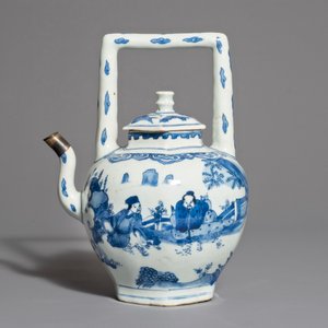 A Chinese blue and white wine jug and cover with silver-mounted spout, Transitional period — photo 3
