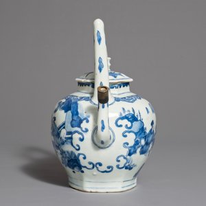 A Chinese blue and white wine jug and cover with silver-mounted spout, Transitional period — photo 4