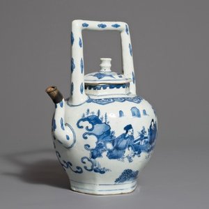 A Chinese blue and white wine jug and cover with silver-mounted spout, Transitional period — photo 7