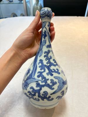 A Chinese blue and white 'winged dragon' garlic-mouth vase, Wanli — photo 2