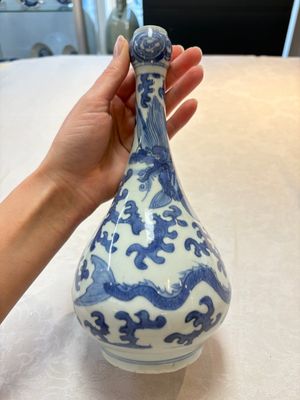 A Chinese blue and white 'winged dragon' garlic-mouth vase, Wanli — photo 3