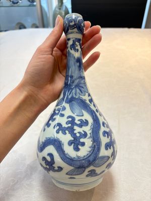 A Chinese blue and white 'winged dragon' garlic-mouth vase, Wanli — photo 4