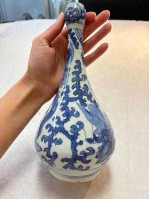 A Chinese blue and white 'winged dragon' garlic-mouth vase, Wanli — photo 5