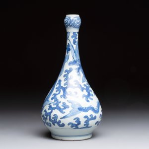 A Chinese blue and white 'winged dragon' garlic-mouth vase, Wanli — photo 2