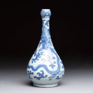 A Chinese blue and white 'winged dragon' garlic-mouth vase, Wanli — photo 3