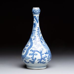 A Chinese blue and white 'winged dragon' garlic-mouth vase, Wanli — photo 4