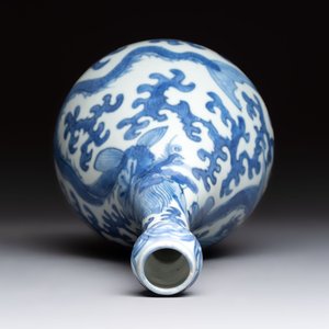 A Chinese blue and white 'winged dragon' garlic-mouth vase, Wanli — photo 5