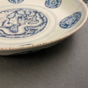 A Chinese blue and white 'winged sea dragon' dish, Jiajing mark, Ming — 照片 7