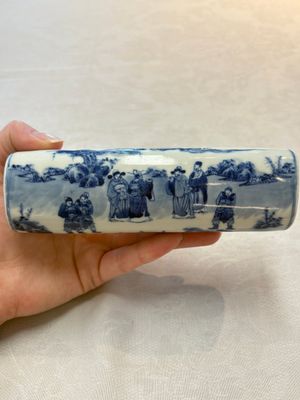 A Chinese blue and white wrist rest with figural design, 19th C. — photo 1