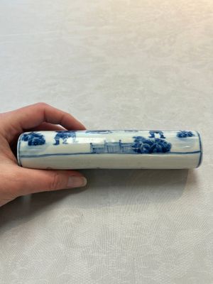 A Chinese blue and white wrist rest with figural design, 19th C. — photo 2