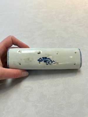 A Chinese blue and white wrist rest with figural design, 19th C. — photo 3