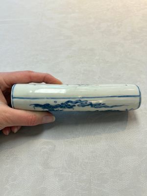 A Chinese blue and white wrist rest with figural design, 19th C. — photo 4