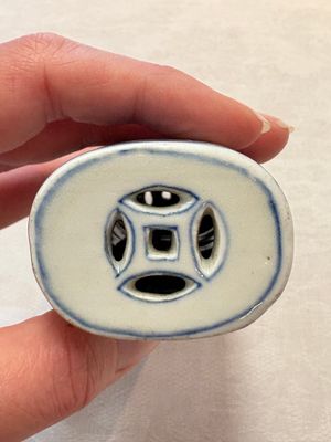 A Chinese blue and white wrist rest with figural design, 19th C. — photo 5