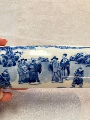 A Chinese blue and white wrist rest with figural design, 19th C. — photo 8