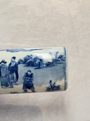 A Chinese blue and white wrist rest with figural design, 19th C. — photo 9