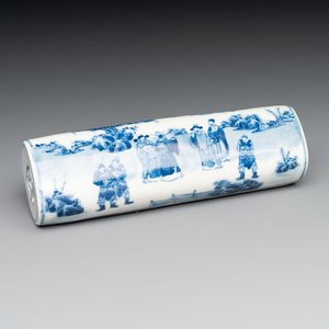 A Chinese blue and white wrist rest with figural design, 19th C. — photo 1