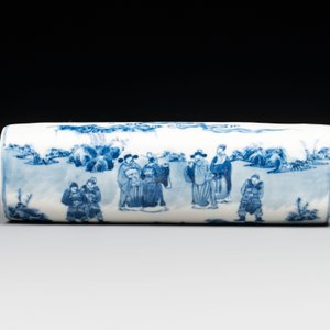 A Chinese blue and white wrist rest with figural design, 19th C. — photo 2