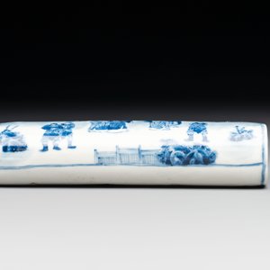 A Chinese blue and white wrist rest with figural design, 19th C. — photo 3