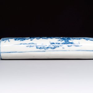 A Chinese blue and white wrist rest with figural design, 19th C. — photo 5