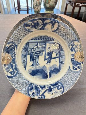 A Chinese blue and white 'Xi Xiang Ji' dish with silver mount, Kangxi mark and of the period — foto 1