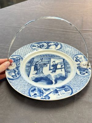 A Chinese blue and white 'Xi Xiang Ji' dish with silver mount, Kangxi mark and of the period — foto 13