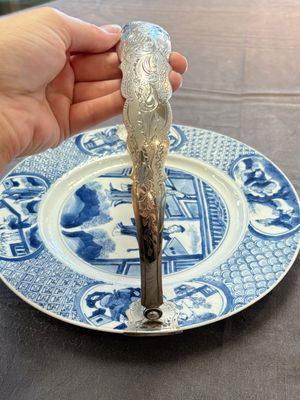 A Chinese blue and white 'Xi Xiang Ji' dish with silver mount, Kangxi mark and of the period — foto 16