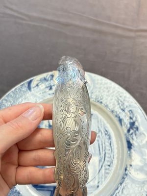 A Chinese blue and white 'Xi Xiang Ji' dish with silver mount, Kangxi mark and of the period — foto 18