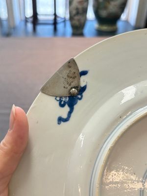 A Chinese blue and white 'Xi Xiang Ji' dish with silver mount, Kangxi mark and of the period — foto 4