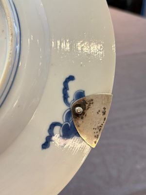 A Chinese blue and white 'Xi Xiang Ji' dish with silver mount, Kangxi mark and of the period — foto 6