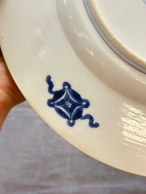 A Chinese blue and white 'Xi Xiang Ji' dish with silver mount, Kangxi mark and of the period — foto 7
