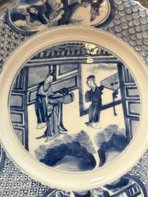 A Chinese blue and white 'Xi Xiang Ji' dish with silver mount, Kangxi mark and of the period — foto 8