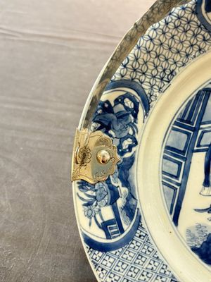 A Chinese blue and white 'Xi Xiang Ji' dish with silver mount, Kangxi mark and of the period — foto 10