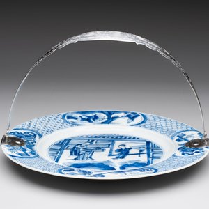 A Chinese blue and white 'Xi Xiang Ji' dish with silver mount, Kangxi mark and of the period — foto 3
