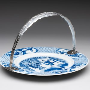 A Chinese blue and white 'Xi Xiang Ji' dish with silver mount, Kangxi mark and of the period — foto 4