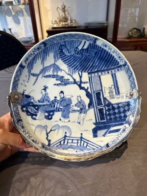 A Chinese blue and white 'Xi Xiang Ji' plate with silver mount, Yongzheng — 照片 1