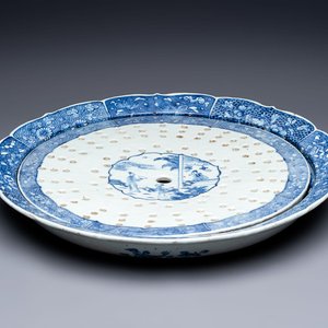 A Chinese blue and white 'Xi Xiang Ji' strainer and dish, Qianlong — 照片 1