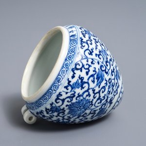 A Chinese blue and white Xuande-inscribed birdfeeder, Kangxi — 照片 1