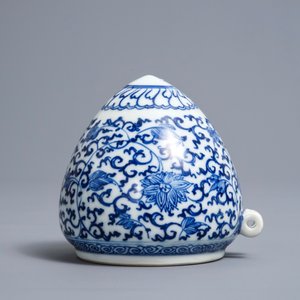 A Chinese blue and white Xuande-inscribed birdfeeder, Kangxi — 照片 2