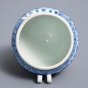 A Chinese blue and white Xuande-inscribed birdfeeder, Kangxi — 照片 6