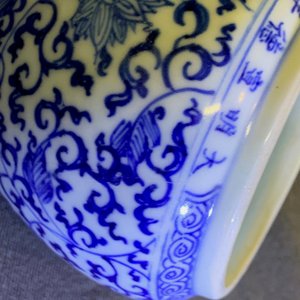 A Chinese blue and white Xuande-inscribed birdfeeder, Kangxi — 照片 8