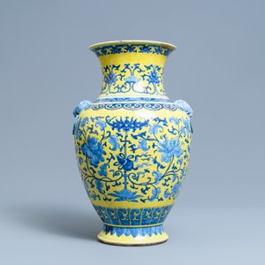A Chinese blue and white yellow-ground vase with floral design, 19th C. — 照片 3