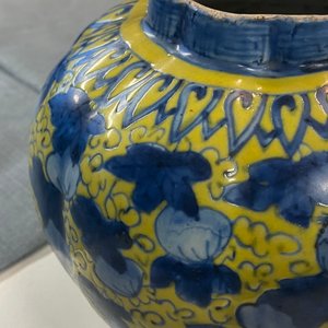 A Chinese blue and white yellow-ground vase with squirrels among gourds, Wanli — photo 11