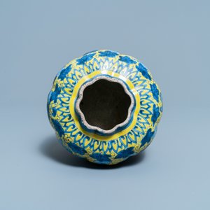 A Chinese blue and white yellow-ground vase with squirrels among gourds, Wanli — photo 6