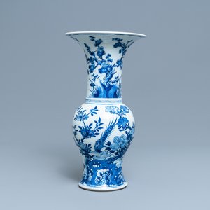 A Chinese blue and white yenyen vase with a bird among foliage, Kangxi — 照片 1
